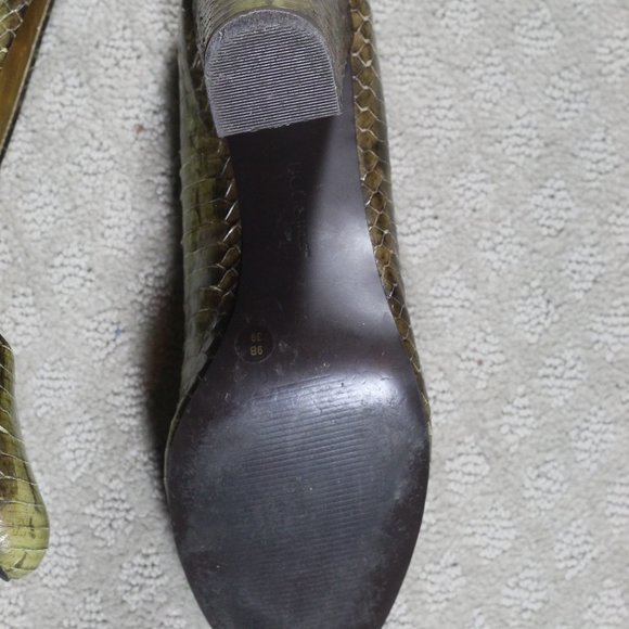 BCBG Girl Size 9B Olive Green Crocodile 3.5" Heels - Picture 6 of 8